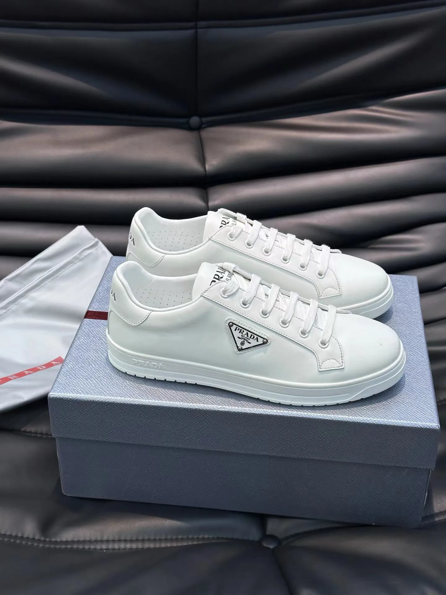 Factory price: 380💰Prada new men's leather sports shoes, the highest version on the market, any comparison is welcome🆚! The original leather has excellent texture and is super high-end! Fetal sheep net lining imported from Italy, removable pad! Luxurious materials and fine workmanship, highly recommended! Code number: 38-44, customized 45